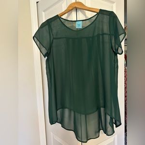 👏👏H.I.P Sheer Hunter Green Cap Sleeve High-Low Blouse. Made in the USA
